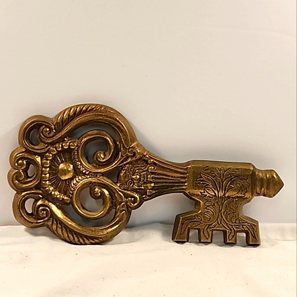 Antique Gold Cast Metal Brass Skeleton Key Wall Hanging Rustic Decor Lion Scroll